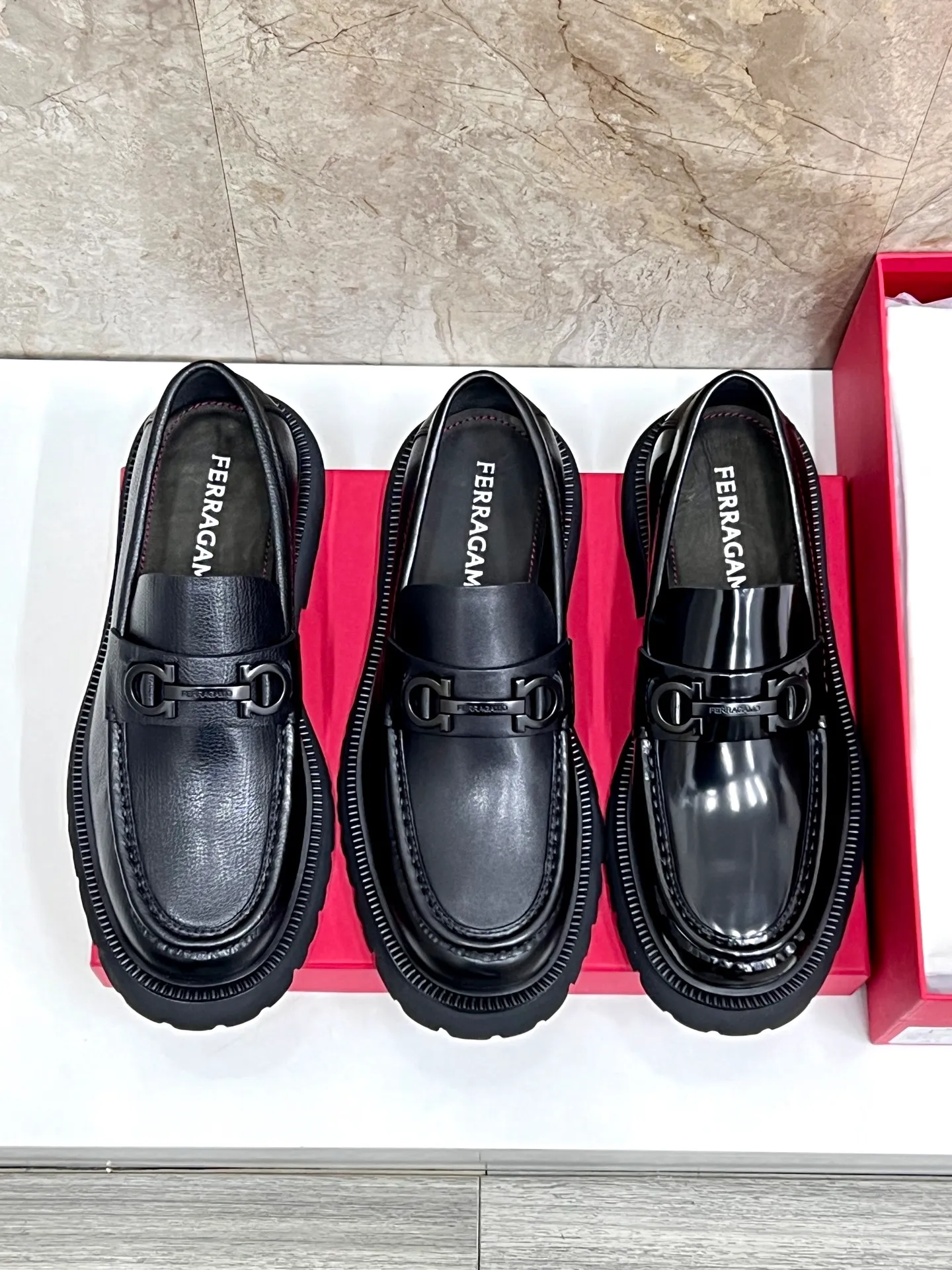 Original quality P780 Brand: Ferragamo Standard code: Men's code 39.40.41.42.43.44 Grade: Same style as the official website High-quality men's shoes Material: Customized first-layer calfskin with water-dyed cowhide lining Cowhide tiptoe Original non-slip and wear-resistant rubber outsole Style category: Men's formal business leather shoes are young and fashionable European and American trends British style Casual matching Comfortable feet Color: actual picture